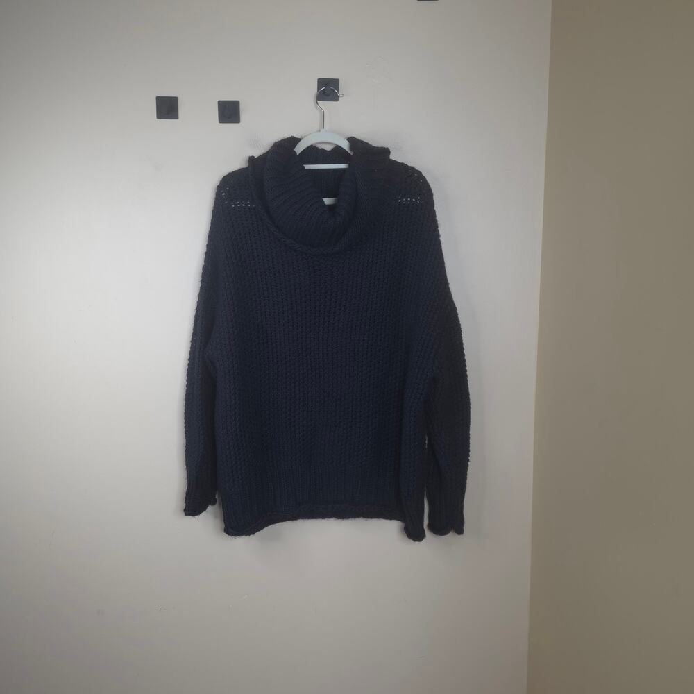 The Odells Slouch Turtleneck Sweater in Navy Size L